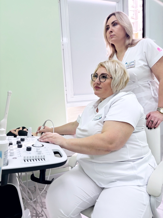 Аппарат УЗИ и врач гинеколог